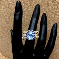 Bague en liège, élément en verre rond , motif bleu