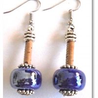 Boucles d`oreilles en liège , céramique bleu