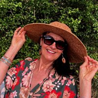 Chapeau grand bord en liège, texture Texas