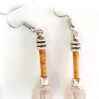 Boucles d`oreilles en liège , boule blanche